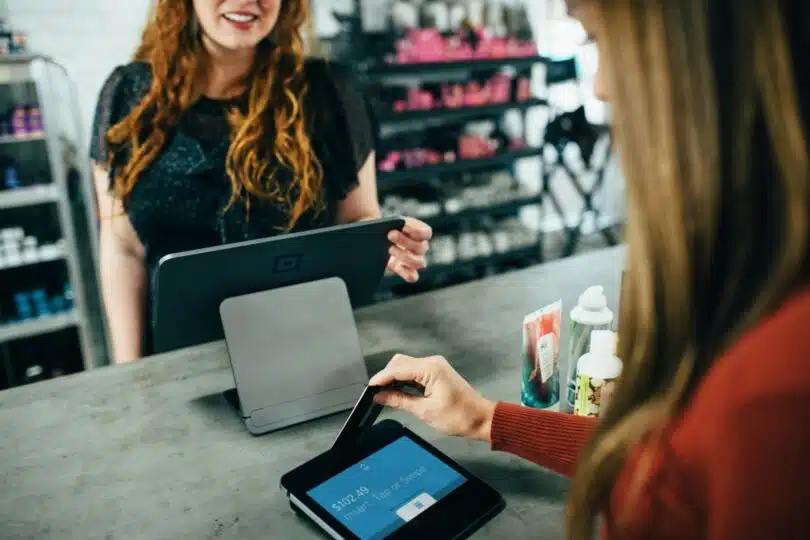 paiement à la caisse d'une boutique